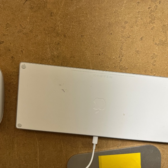 Wireless Mac keyboard and Magic Mouse - Picture 3 of 3